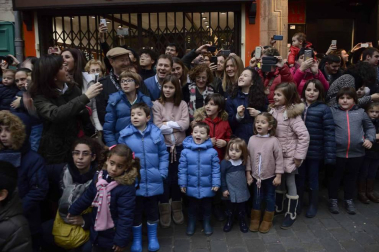 Imágenes de la llegada de los Reyes Magos a Pamplona, desde el puente de la Magdalena al Ayuntamiento.