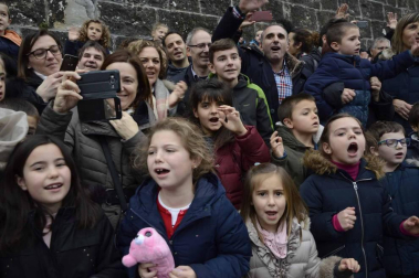 Imágenes de la llegada de los Reyes Magos a Pamplona, desde el puente de la Magdalena al Ayuntamiento.