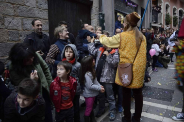Imágenes de la llegada de los Reyes Magos a Pamplona, desde el puente de la Magdalena al Ayuntamiento.