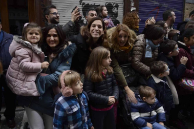 Imágenes de la llegada de los Reyes Magos a Pamplona, desde el puente de la Magdalena al Ayuntamiento.