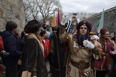 Imágenes de la llegada de los Reyes Magos a Pamplona, desde el puente de la Magdalena al Ayuntamiento.