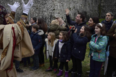 Imágenes de la llegada de los Reyes Magos a Pamplona, desde el puente de la Magdalena al Ayuntamiento.