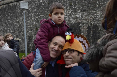 Imágenes de la llegada de los Reyes Magos a Pamplona, desde el puente de la Magdalena al Ayuntamiento.