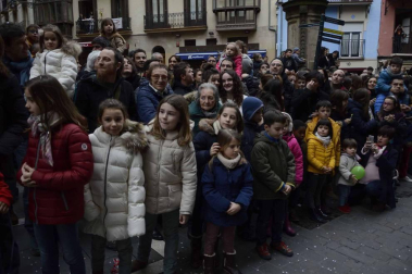 Imágenes de la llegada de los Reyes Magos a Pamplona, desde el puente de la Magdalena al Ayuntamiento.
