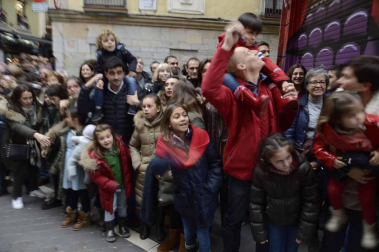 Imágenes de la llegada de los Reyes Magos a Pamplona, desde el puente de la Magdalena al Ayuntamiento.