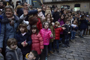 Imágenes de la llegada de los Reyes Magos a Pamplona, desde el puente de la Magdalena al Ayuntamiento.