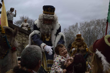 Imágenes de la llegada de los Reyes Magos a Pamplona, desde el puente de la Magdalena al Ayuntamiento.