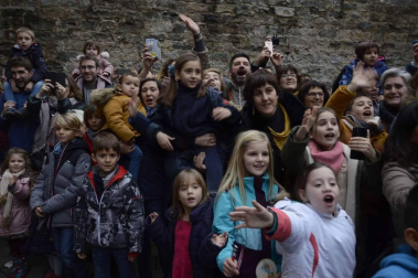 Imágenes de la llegada de los Reyes Magos a Pamplona, desde el puente de la Magdalena al Ayuntamiento.