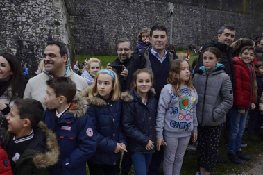 Imágenes de la llegada de los Reyes Magos a Pamplona, desde el puente de la Magdalena al Ayuntamiento.