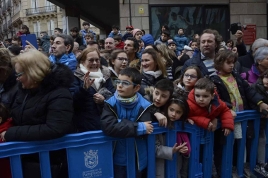 Imágenes de la llegada de los Reyes Magos a Pamplona, desde el puente de la Magdalena al Ayuntamiento.