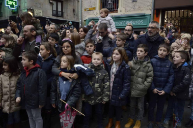 Imágenes de la llegada de los Reyes Magos a Pamplona, desde el puente de la Magdalena al Ayuntamiento.