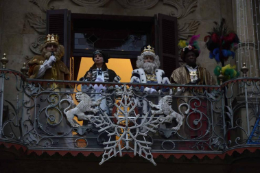 Imágenes de la llegada de los Reyes Magos a Pamplona, desde el puente de la Magdalena al Ayuntamiento.