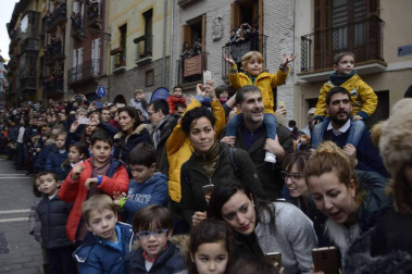 Imágenes de la llegada de los Reyes Magos a Pamplona, desde el puente de la Magdalena al Ayuntamiento.
