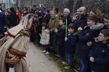 Imágenes de la llegada de los Reyes Magos a Pamplona, desde el puente de la Magdalena al Ayuntamiento.