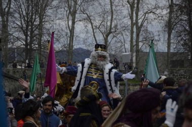 Imágenes de la llegada de los Reyes Magos a Pamplona, desde el puente de la Magdalena al Ayuntamiento.