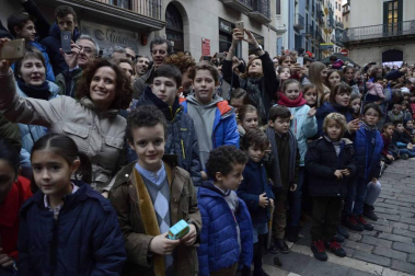 Imágenes de la llegada de los Reyes Magos a Pamplona, desde el puente de la Magdalena al Ayuntamiento.