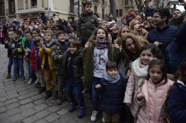 Imágenes de la llegada de los Reyes Magos a Pamplona, desde el puente de la Magdalena al Ayuntamiento.