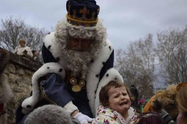 Imágenes de la llegada de los Reyes Magos a Pamplona, desde el puente de la Magdalena al Ayuntamiento.