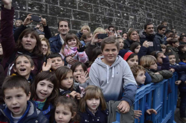 Imágenes de la llegada de los Reyes Magos a Pamplona, desde el puente de la Magdalena al Ayuntamiento.