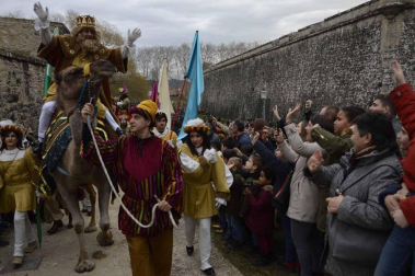 Imágenes de la llegada de los Reyes Magos a Pamplona, desde el puente de la Magdalena al Ayuntamiento.