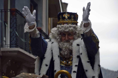 Imágenes de la llegada de los Reyes Magos a Pamplona, desde el puente de la Magdalena al Ayuntamiento.