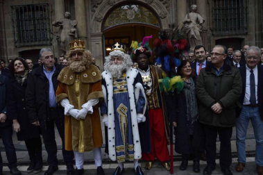Imágenes de la llegada de los Reyes Magos a Pamplona, desde el puente de la Magdalena al Ayuntamiento.