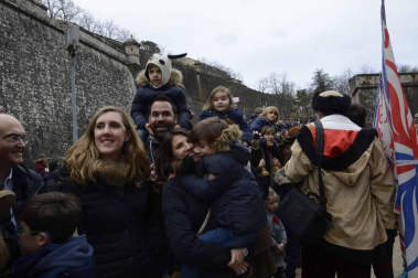 Imágenes de la llegada de los Reyes Magos a Pamplona, desde el puente de la Magdalena al Ayuntamiento.