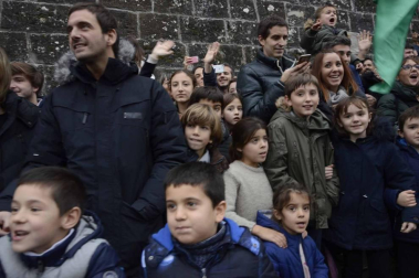 Imágenes de la llegada de los Reyes Magos a Pamplona, desde el puente de la Magdalena al Ayuntamiento.