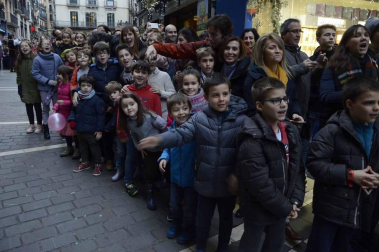Imágenes de la llegada de los Reyes Magos a Pamplona, desde el puente de la Magdalena al Ayuntamiento.
