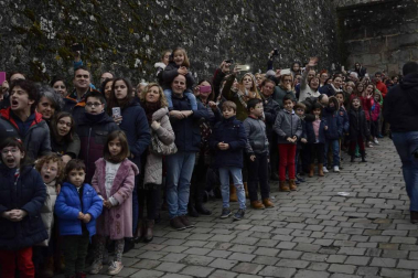 Imágenes de la llegada de los Reyes Magos a Pamplona, desde el puente de la Magdalena al Ayuntamiento.