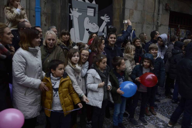 Imágenes de la llegada de los Reyes Magos a Pamplona, desde el puente de la Magdalena al Ayuntamiento.