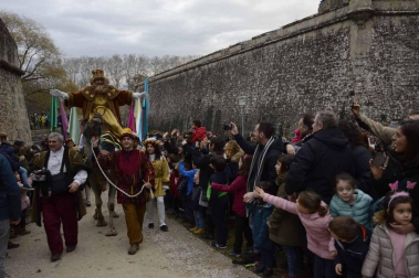 Imágenes de la llegada de los Reyes Magos a Pamplona, desde el puente de la Magdalena al Ayuntamiento.