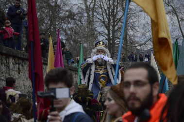 Imágenes de la llegada de los Reyes Magos a Pamplona, desde el puente de la Magdalena al Ayuntamiento.