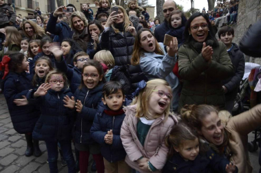 Imágenes de la llegada de los Reyes Magos a Pamplona, desde el puente de la Magdalena al Ayuntamiento.