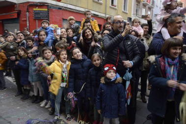 Imágenes de la llegada de los Reyes Magos a Pamplona, desde el puente de la Magdalena al Ayuntamiento.