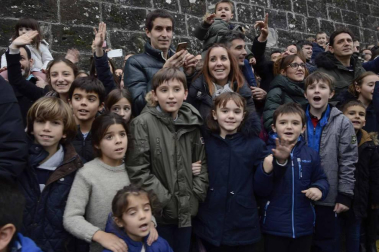 Imágenes de la llegada de los Reyes Magos a Pamplona, desde el puente de la Magdalena al Ayuntamiento.