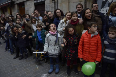 Imágenes de la llegada de los Reyes Magos a Pamplona, desde el puente de la Magdalena al Ayuntamiento.