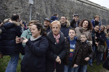 Imágenes de la llegada de los Reyes Magos a Pamplona, desde el puente de la Magdalena al Ayuntamiento.