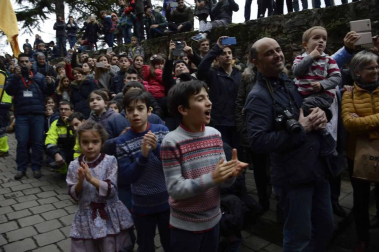 Imágenes de la llegada de los Reyes Magos a Pamplona, desde el puente de la Magdalena al Ayuntamiento.