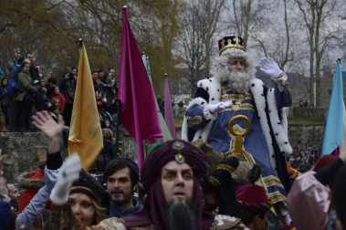 Imágenes de la llegada de los Reyes Magos a Pamplona, desde el puente de la Magdalena al Ayuntamiento.