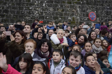 Imágenes de la llegada de los Reyes Magos a Pamplona, desde el puente de la Magdalena al Ayuntamiento.