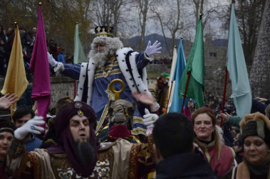 Imágenes de la llegada de los Reyes Magos a Pamplona, desde el puente de la Magdalena al Ayuntamiento.