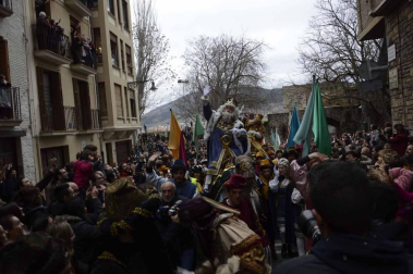 Imágenes de la llegada de los Reyes Magos a Pamplona, desde el puente de la Magdalena al Ayuntamiento.