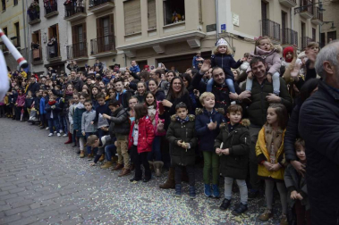Imágenes de la llegada de los Reyes Magos a Pamplona, desde el puente de la Magdalena al Ayuntamiento.