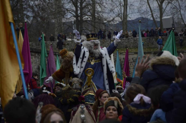 Imágenes de la llegada de los Reyes Magos a Pamplona, desde el puente de la Magdalena al Ayuntamiento.