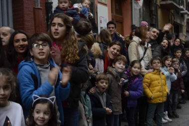 Imágenes de la llegada de los Reyes Magos a Pamplona, desde el puente de la Magdalena al Ayuntamiento.