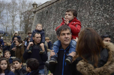 Imágenes de la llegada de los Reyes Magos a Pamplona, desde el puente de la Magdalena al Ayuntamiento.