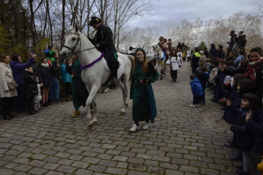 Imágenes de la llegada de los Reyes Magos a Pamplona, desde el puente de la Magdalena al Ayuntamiento.