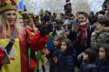 Imágenes de la llegada de los Reyes Magos a Pamplona, desde el puente de la Magdalena al Ayuntamiento.
