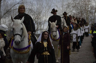 Imágenes de la llegada de los Reyes Magos a Pamplona, desde el puente de la Magdalena al Ayuntamiento.